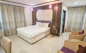 Front One Parama Su Hotel Palu